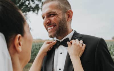 Quelle est la meilleure façon de transporter un costume de mariage noir sans le froisser ?