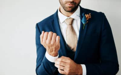 Quels sont les conseils pour bien choisir la couleur des accessoires pour un costume de mariage noir ?