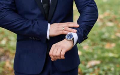 Comment bien choisir le type de broche pour accompagner un costume de mariage noir ?