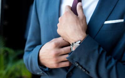 Quelle est la différence entre un costume de mariage noir à carreaux et un costume uni ?