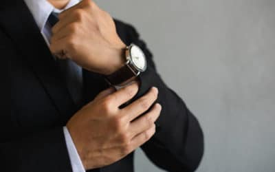 Quels sont les conseils pour bien choisir la largeur des revers pour un pantalon de costume de mariage noir ?