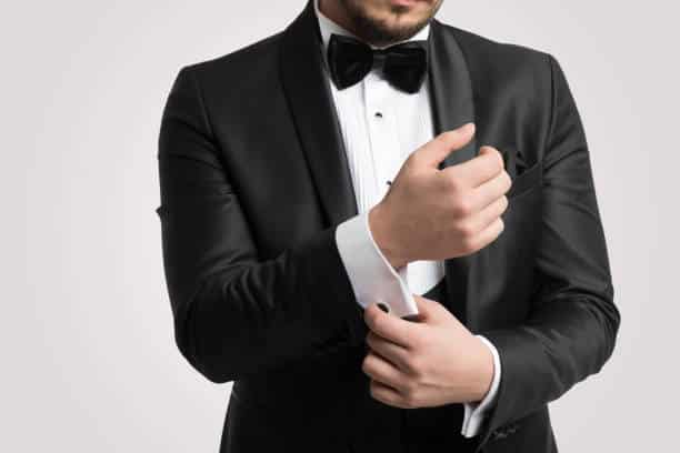 Quels sont les conseils pour bien choisir la largeur des revers pour un pantalon de costume de mariage noir ?