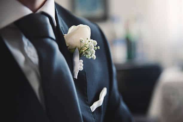 Comment bien choisir le type de pochette pour accompagner un costume de mariage noir ?