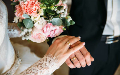 Comment choisir des accessoires mariage à Lyon qui restent bien en place sur les photos, pendant la cérémonie et sur la piste de danse ?