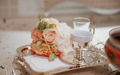 Quels accessoires mariage à Lyon conviennent à un marié qui souhaite une tenue élégante mais originale sans suivre un style trop classique ?